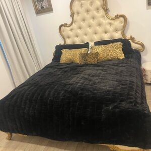 Plush Black Faux Fur Bedspread with Leopard Accent Pillows